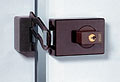 В модели 4035 от ABUS предусмотрена планка, позволяющая приоткрыть дверь