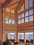 Деревянные окна позволяют легко варьировать пропорции деталей переплета, гармонично соединяя в целое разнородные конструктивы дома.